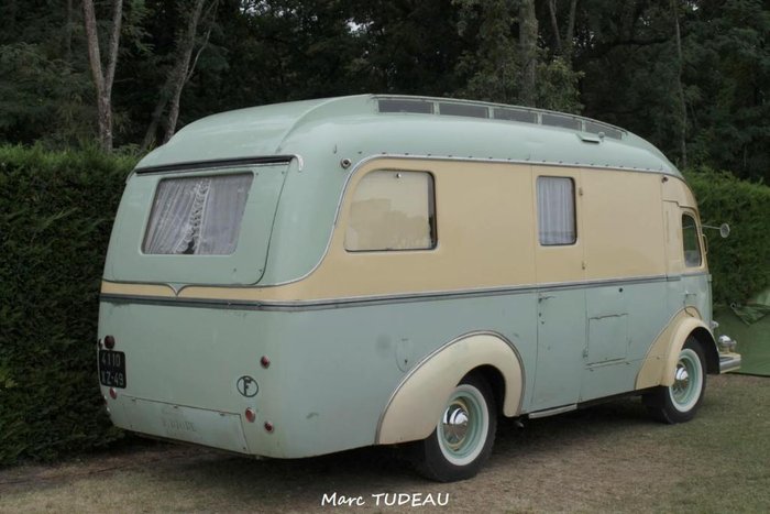 Renault 1 400kg carrossé par Pierre Digue. 1951. Photo FB Marc T...jpg