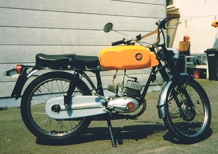 Garelli-Junior-Route-monocylindre-2-temps-carter-de-chaine-étanche-selle-biplace-béquille-centrale-reposes-pieds-arrieres-1967-Mecanica-Garelli-Milan-Italie-Europe.jpg