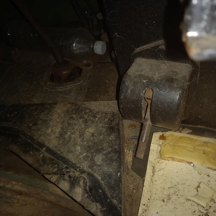 R2087 Photo d Alain C. Sous siège conducteur. FB Groupe Renault R2067 2087.jpg