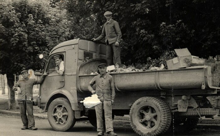 une-image-rare-du-dernier-ramassage-des-ordures-au-centre-ville-avec-un-camion-a-ciel-ouvert-1424946816.jpg