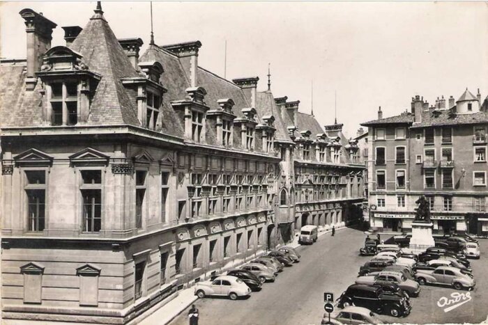 Goelette devant le parlement du Dauphiné.jpg