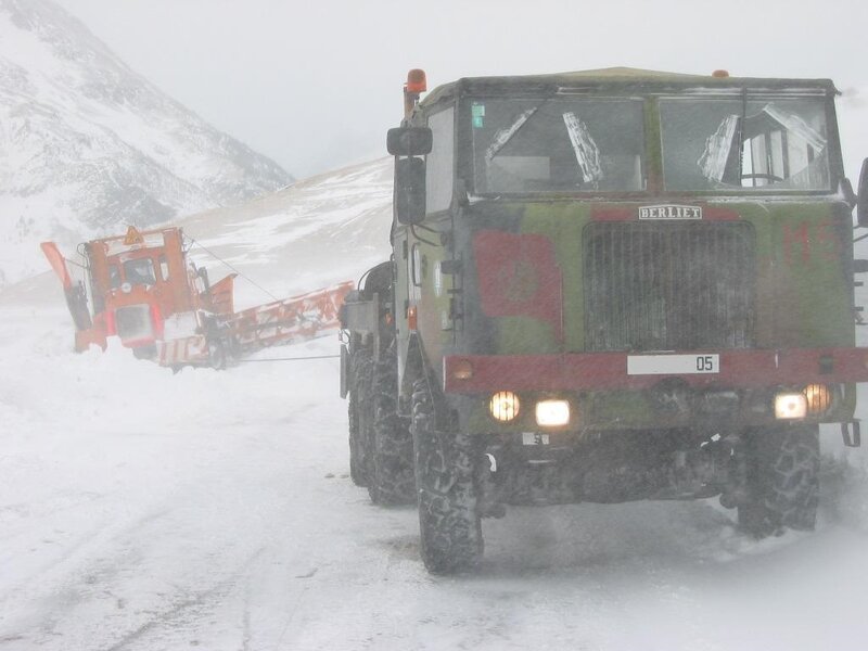 Berliet TBU 15 CLD de Jean-François  Lautaret 2006. Chasse neige  Thomas sorti de la route, prêt à basculer dans le ravin..jpg