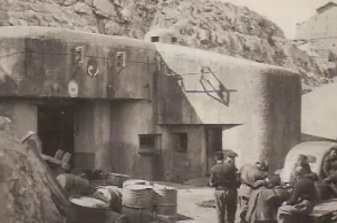 Janus Peugeot et bidons 1940.jpg