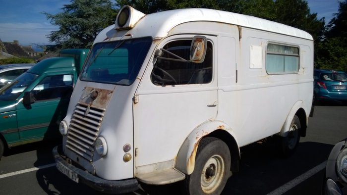 2016 07 08 Rando Crozon Locronan parking Renault Voltigeur version ambulance b.jpg